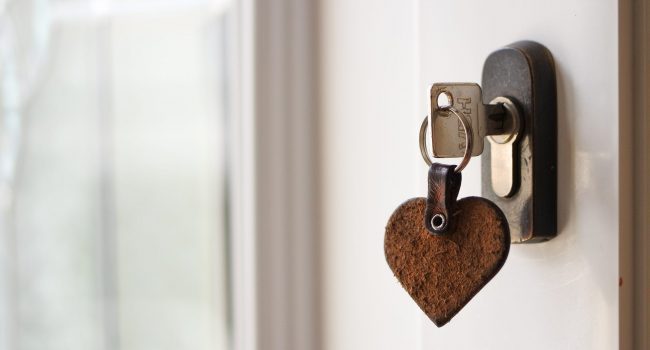 house-key-hanging-from-the-doorknob-SJJN62A house-key-hanging-from-the-doorknob-SJJN62A